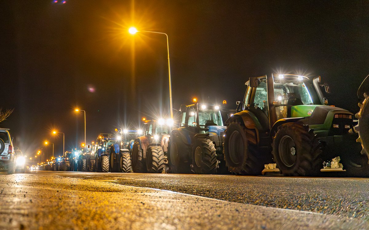 Over 200 tractors at the @IFAmedia National Protest in Dungarvan. The message was simple #EnoughIsEnough @lu_casey @DungarvanObserv @DungarvanLeader @wlrfm