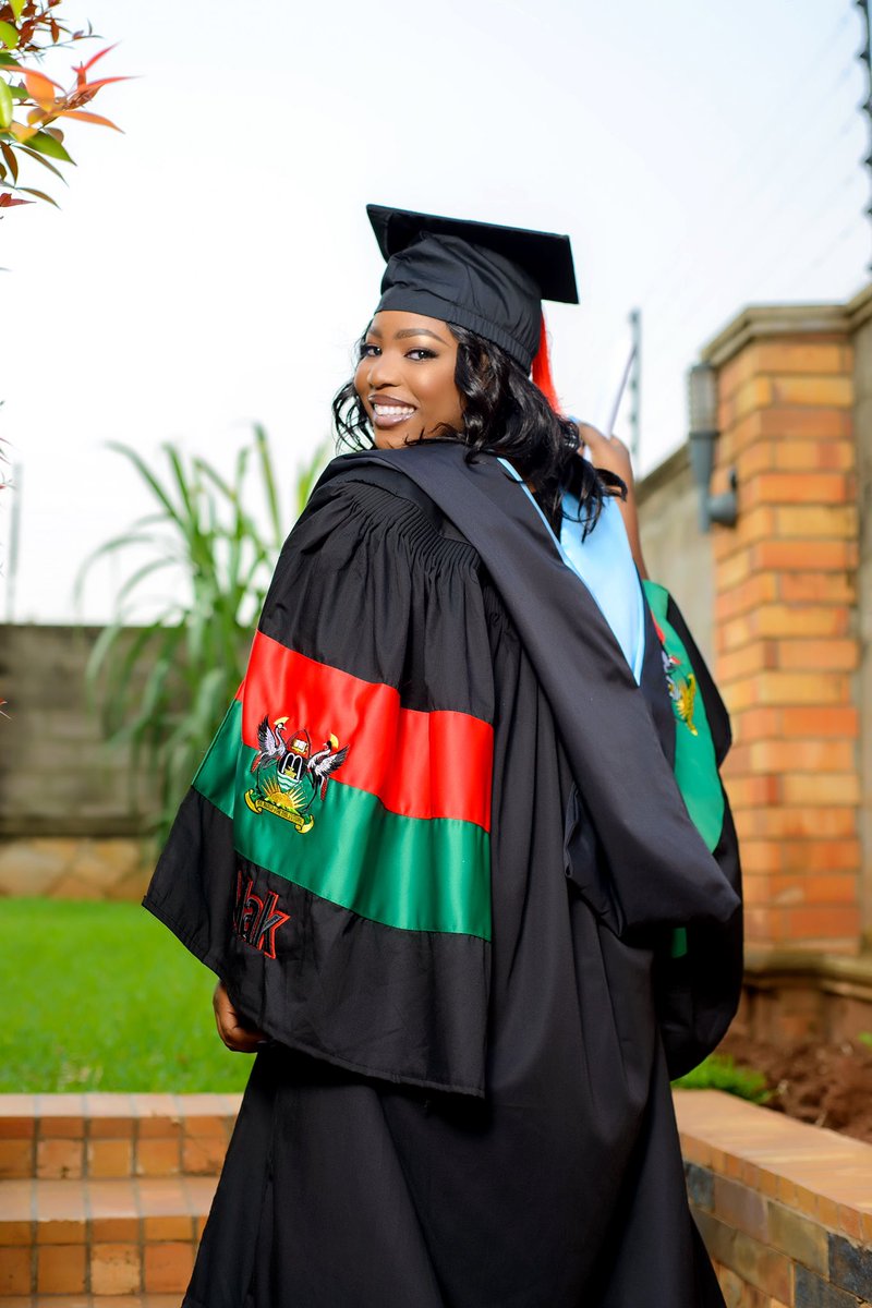 neishakyts997's tweet photo. Come rain come sun shine we are mudding off this degree.📜 #Mak74thGrad .#Goddidit https://t.co/7B6irNMPZr