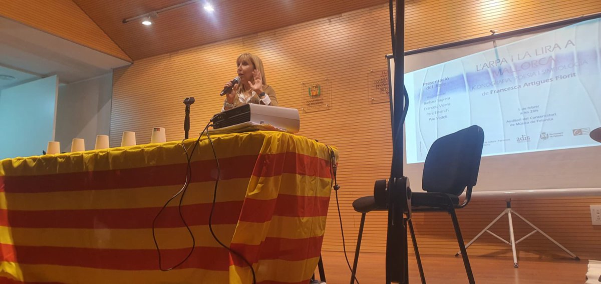 SolerCatalina's tweet image. Excel•lent presentació del llibre de Francesca Artigues! L’’història de l’arpa i la lira a Mallorca. Després de Palma, Felanitx és el municipi on trobam més arpes @pere_estelrich, gràcies. #orgullfelanitxer #felanitxéscultura