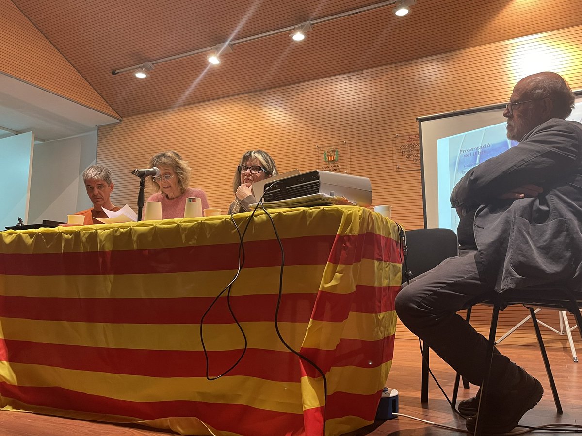 SolerCatalina's tweet image. Excel•lent presentació del llibre de Francesca Artigues! L’’història de l’arpa i la lira a Mallorca. Després de Palma, Felanitx és el municipi on trobam més arpes @pere_estelrich, gràcies. #orgullfelanitxer #felanitxéscultura