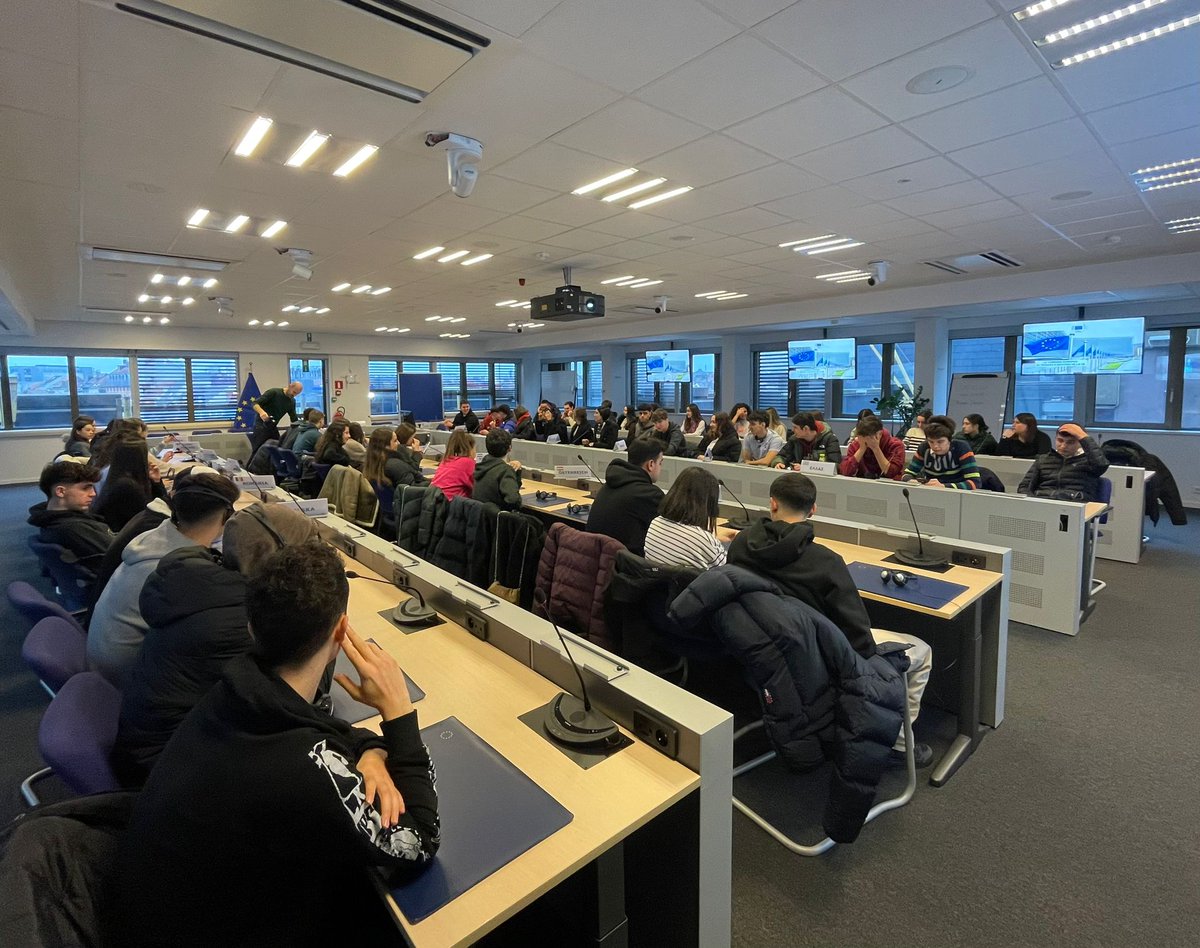 Enpresagintza's tweet image. 🇪🇺 Enpresen Administrazioa eta Zuzendaritza #myGADE graduko 1. mailako (Oñatiko campusa) ikasleek Brusela inguruan igaro dute aste osoa eta, besteak beste, Europako Parlamentua ezagutu dute. 
🔗 ow.ly/bOWN50Qx4aS

#LearningFromReality
#LearningFromFuture