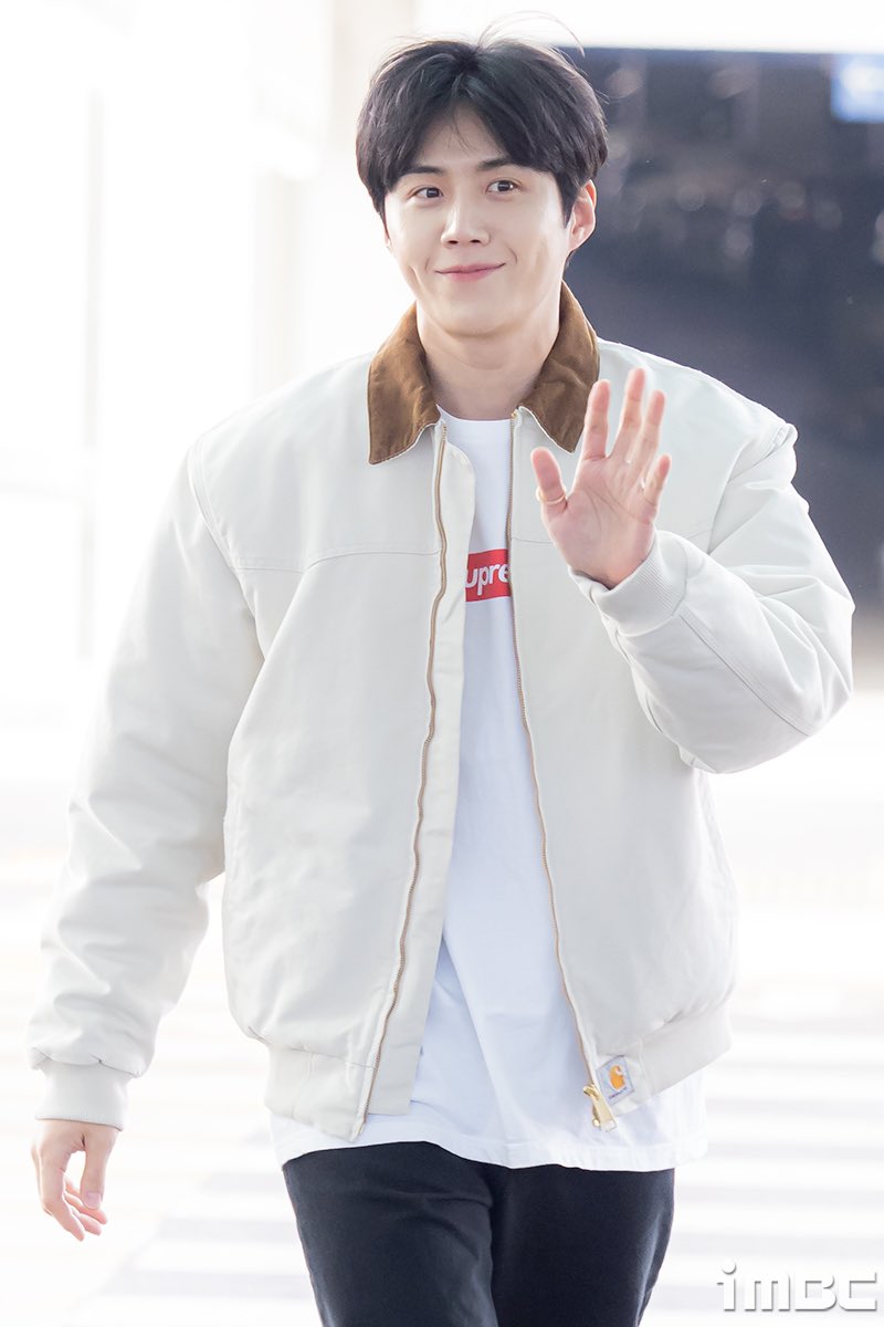 welovekimseonho's tweet photo. ภาพคุณคิมซอนโฮที่สนามบินอินชอนวันนี้ค่ะ✈️
คุณคิมซอนโฮกำลังจะเดินทางมายังประเทศไทยร่วมเข้าร่วมงาน 2024 KIM SEONHO ASIA TOUR in BANGKOK <Color+Full>
ที่จะจัดขึ้นวันเสาร์ที่ 3 กุมภาพันธ์ 
ณ. ศูนย์การประชุมแห่งชาติสิริกิติ์
ยังสามารถซื้อบัตรได้ที่ 🎟️ https://t.co/J2Yyp62jO7

ขอให้คุณคิมซอนโฮเดินทางโดยสวัสดิภาพ
อีกไม่กี่ชั่วโมงประเทศไทยของเราจะมีคุณคิมซอนโฮเป็นของตัวเองแล้ว

แอดขอเป็นกำลังใจให้ สำหรับแฟนๆที่ไปรอต้อนรับคุณคิมซอนโฮที่สนามบินนะคะ 🤟
และขอความร่วมมือให้อยู่ในภายใต้คำแนะนำของเจ้าหน้าที่เพื่อไม่ให้เป็นการรบกวนผู้โดยสารท่านอื่นค่ะ 💙

#KimSeonHo #คิมซอนโฮ #김선호
#WelcomeKimseonhotoThailand
#2024KIMSEONHOASIATOURinBANGKOK
#ColorFull_in_BKK