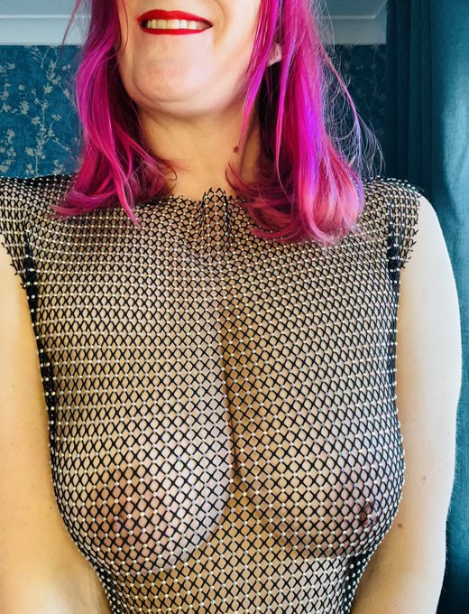 Good morning, Twitter. It&rsquo;s Friday! And I thought I&rsquo;d try on my new sparkly mesh dress, except the sparkles<a href="/tag/30daysoflingerie"class="tags"><span>#30daysoflingerie</span></a>