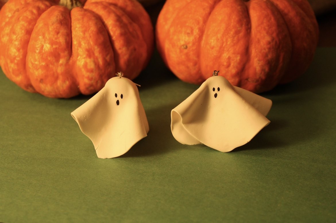 _MadeByBecca's tweet photo. Throwback to these super cute ghost earrings I made in 2021 👻 I love them so much 🥹 https://t.co/pqNUlP5YEr