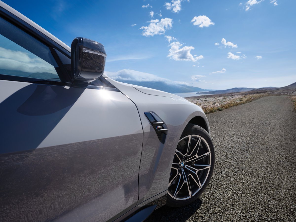 BMW's tweet image. Upgraded power ✔️
Dynamic design elements ✔️
Exclusive style ✔️

Introducing the new BMW M4 Coupé.
#THEM4 #BMWM

The BMW M4 Coupé:
Fuel consumption/100km, CO2 emission/km comb.: 110.0–10.1 l, 230–226 g. According to WLTP, b.mw/Further_Info.