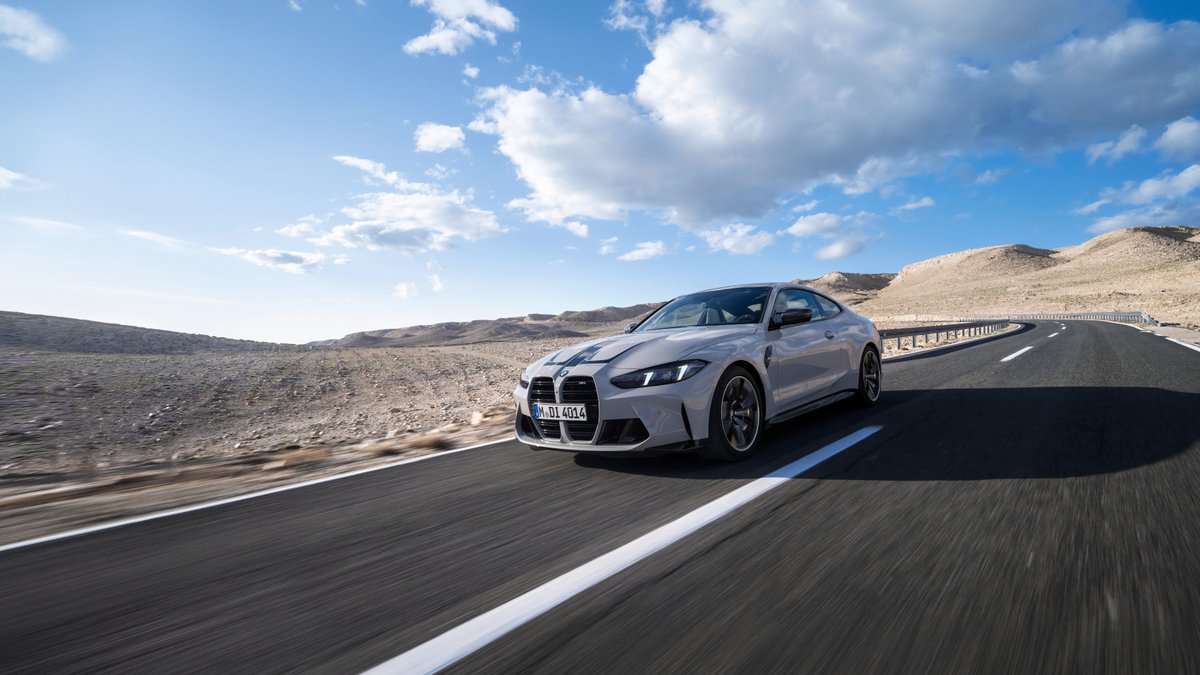 BMW's tweet image. Upgraded power ✔️
Dynamic design elements ✔️
Exclusive style ✔️

Introducing the new BMW M4 Coupé.
#THEM4 #BMWM

The BMW M4 Coupé:
Fuel consumption/100km, CO2 emission/km comb.: 110.0–10.1 l, 230–226 g. According to WLTP, b.mw/Further_Info.