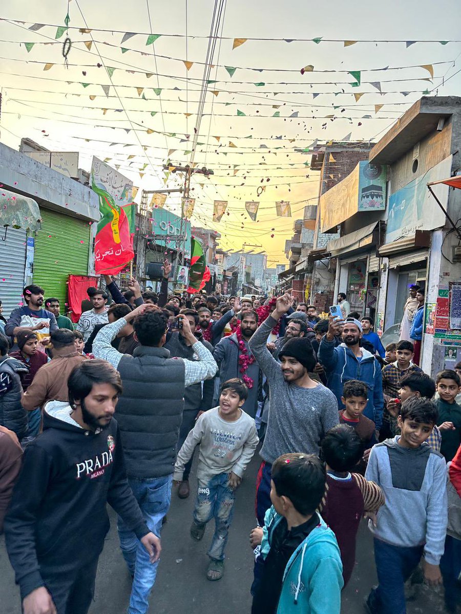 ChIhsanVirk79's tweet photo. منڈیالہ تیگہ نے عمران خان کے نامزد امیدوار کے حق میں اعلان کر دیا ،پرتپاک استقبال ، تاجر برادری کا چوہدری احسان اللہ ورک کے حق میں فیصلہ ، الحمدللّٰہ ۔
پاکستان تحریک انصاف این اے 79 سے کلین سویپ کرنے جارہی ہے ، انشاءاللہ ✌🏽
#NA79 #PP65 #PP66 #PP67 https://t.co/E2lF0WQ26v