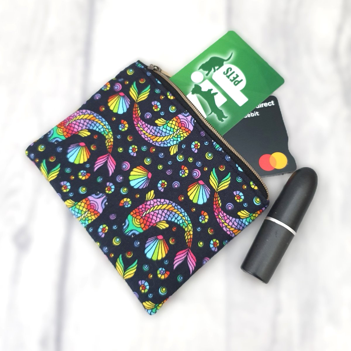 KentHandmade's tweet photo. A new zipped purse just added to my Etsy shop. A perfect size for a few cards, cash and a lippy. Pop on over to my shop and take a look🐠🌈
https://t.co/uAZluIJgON
#MHHSD #EarlyBiz https://t.co/mtBMobHaXH