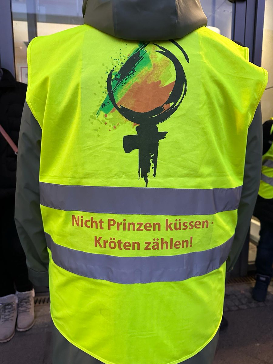 ineslinks's tweet photo. Mittendrin statt nur DABEI. Ich fahre mit und unterstütze die Verdi-Forderungen unter anderem für längere Ruhezeiten und mehr Urlaubstage... Eure Ines https://t.co/Q9pnL6dPED