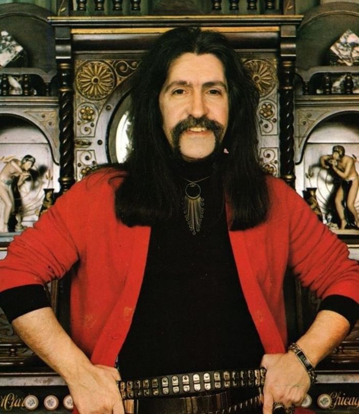 Tatlı dilin her derde derman olduğunu bizlere anlatan, her bayram sabahına güzel tınısıyla eşlik eden usta sanatçı Barış Manço’yu vefatının 25. yıldönümünde bir kez daha sevgi, saygı ve rahmetle anıyorum. #Barışmanço