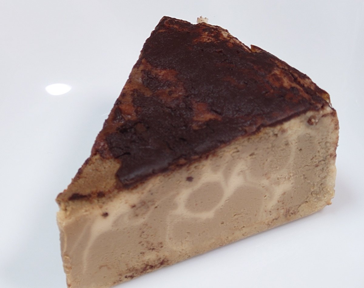 char_takayama's tweet photo. 今日のおやつタイム。
近くにできたTHE BASQUEのティラミスバスクチーズケーキ。珈琲とチーズのマリアージュが凄すぎる👏 美味しい😋
#THEBASQUE https://t.co/vNtkvK9MKq