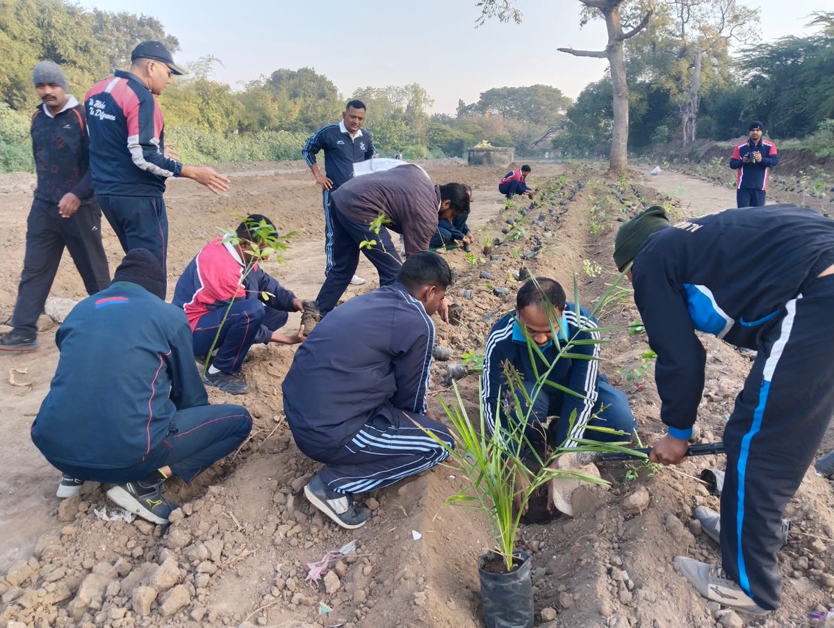CARPE | EcoSattva (@carpe_ecosattva) on Twitter photo Celebrated India's 75th #RepublicDay with a green touch! 🌱 Planted 900 indigenous trees at the #Kham River with 80+ participants including soldiers & students. Thanks to partners – Aurangabad Cantonment Board, <a href="/cssmartcity/">Chhatrapati Sambhajinagar Smart City</a>, and <a href="/grindmaster_/">Grind Master Machines Pvt. Ltd.</a>. Jai Hind 🇮🇳 Celebrated India's 75th #RepublicDay with a green touch! 🌱 Planted 900 indigenous trees at the #Kham River with 80+ participants including soldiers & students. Thanks to partners – Aurangabad Cantonment Board, <a href="/cssmartcity/">Chhatrapati Sambhajinagar Smart City</a>, and <a href="/grindmaster_/">Grind Master Machines Pvt. Ltd.</a>. Jai Hind 🇮🇳