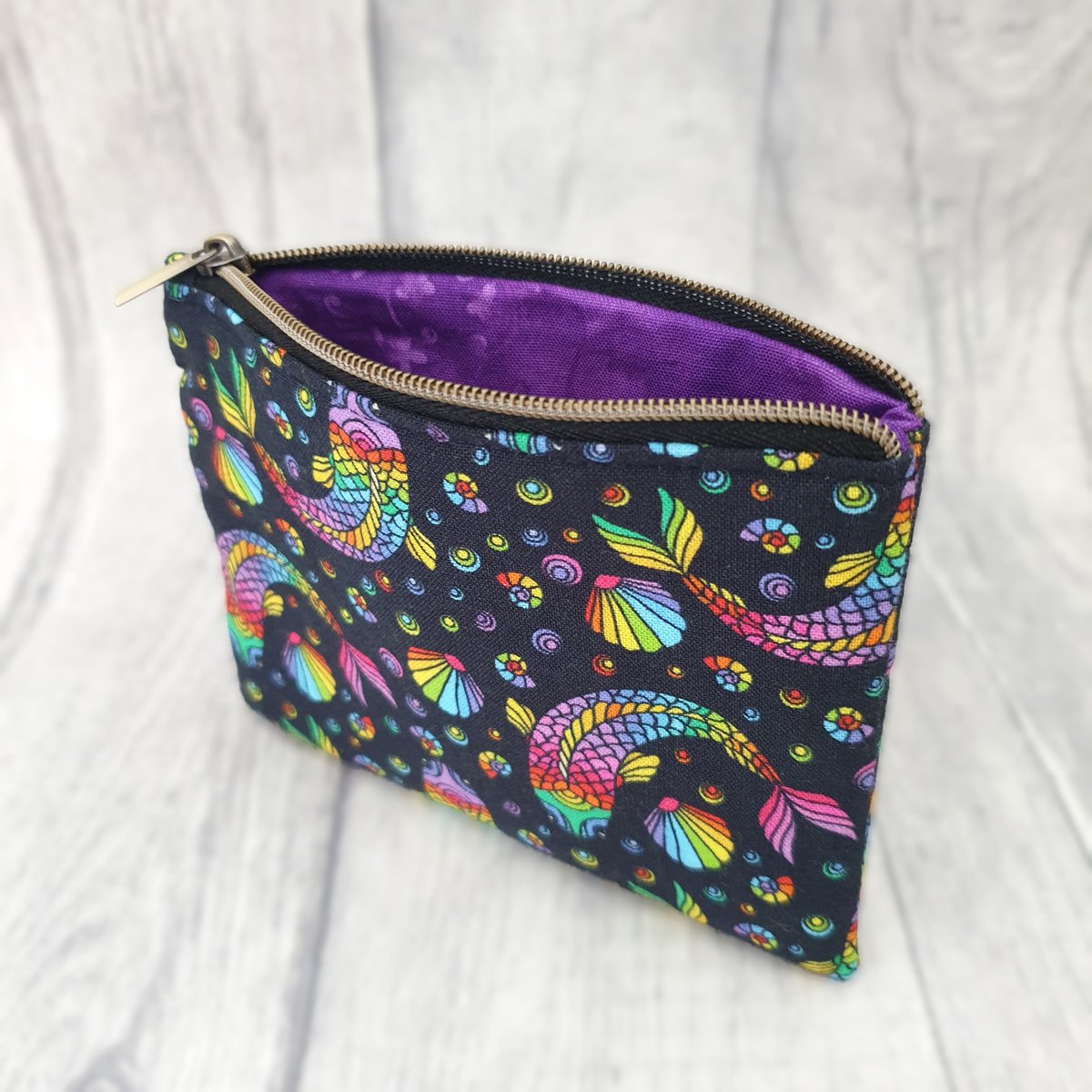 KentHandmade's tweet photo. A new zipped purse just added to my Etsy shop. A perfect size for a few cards, cash and a lippy. Pop on over to my shop and take a look🐠🌈
https://t.co/uAZluIJgON
#MHHSD #EarlyBiz https://t.co/mtBMobHaXH