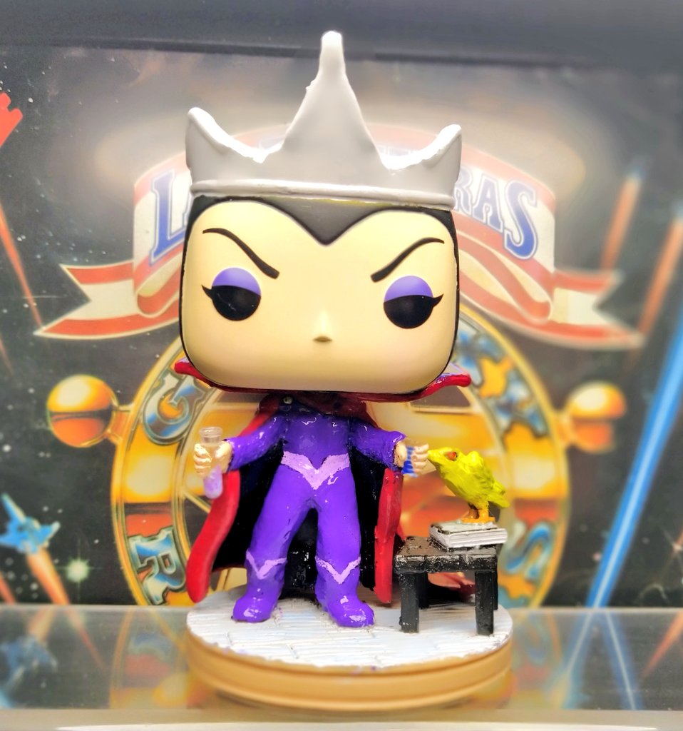 Marienro2's tweet photo. La Queen ya tiene su funko‼️
😍

Y está hasta con su pájaro memorión!

He de retocarla aún pero
lo difícil ya está hecho: transformar una falda en un pantalón.

Pinta bien, no?
😅

I ❤️‍🔥my #galaxyrangers custom

Os he dicho alguna vez que me encantan los villanos de GR?
Todos! https://t.co/VCeXO275tN