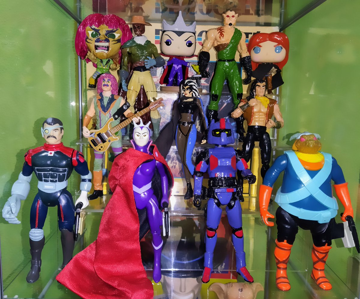 Marienro2's tweet photo. La Queen ya tiene su funko‼️
😍

Y está hasta con su pájaro memorión!

He de retocarla aún pero
lo difícil ya está hecho: transformar una falda en un pantalón.

Pinta bien, no?
😅

I ❤️‍🔥my #galaxyrangers custom

Os he dicho alguna vez que me encantan los villanos de GR?
Todos! https://t.co/VCeXO275tN
