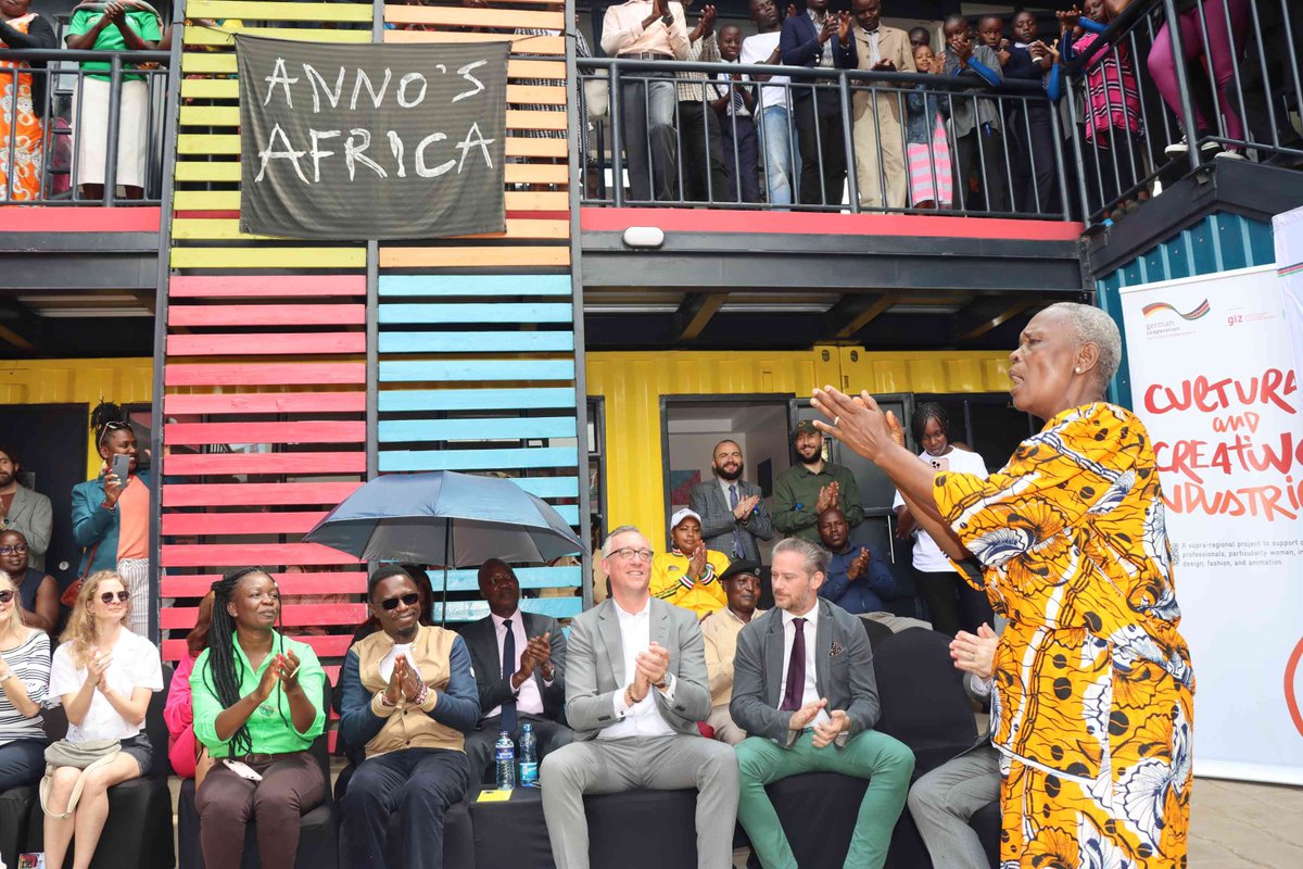 Exciting News!🎉🎊 The @AOnefineday Arts Centre in Kibera was opened by Hon. @AbabuNamwamba and Amb. @Diplo_Jazz! The centre is supported by @BMZ_Bund through @giz_gmbh #Kenya and aims to create #jobs and income prospects for young #creatives! #EmpoweringThroughArts🎭🎨