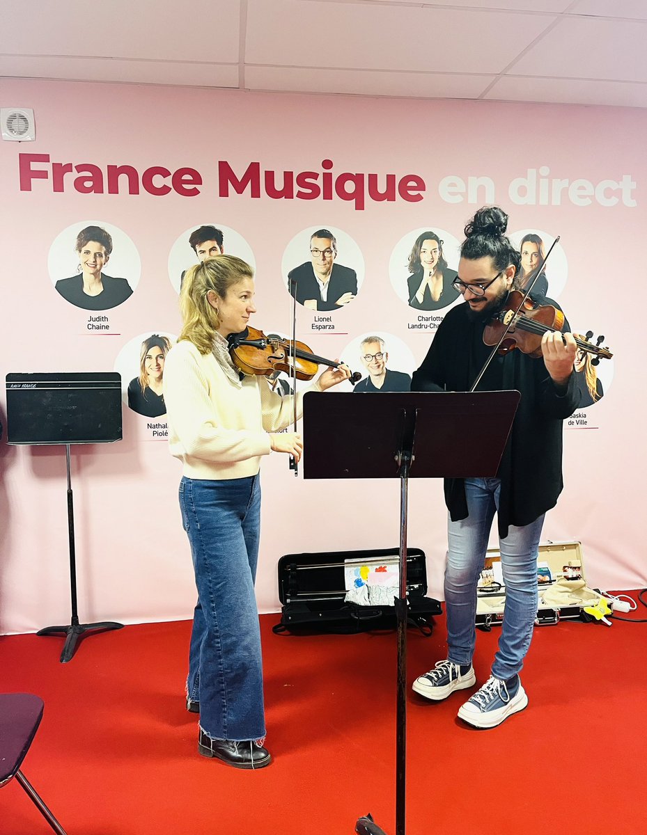 Ça répète ! 🎻 

Deborah Nemtanu &amp; Nemanja Radulovic sont les invités de <a href="/jburbain/">Jean-Baptiste Urbain</a> à Nantes : session live en direct à 8H50 !✨🤩

radiofrance.fr/francemusique/…