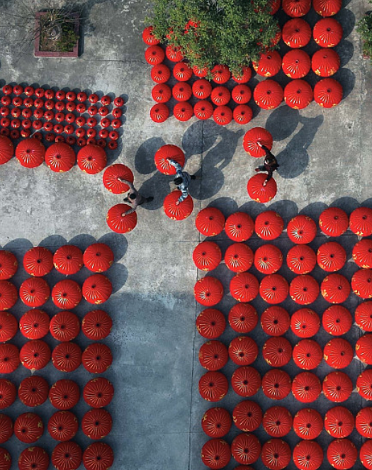 Eves_escape's tweet photo. With Chinese New Year around the corner, the lantern factory in Jinlong Town, Chengdu is buzzing! โจ Workers are putting their heart and soul into crafting the vibrant lanterns in "Chinese Red"! ๐ฎ
#SpringFestivalPrep #LanternMagic
