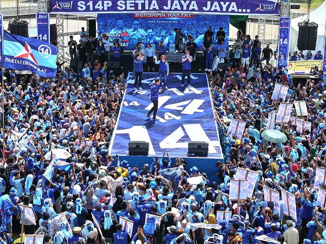 PDemokrat's tweet photo. Poso, Apa kabarnya semua?

Ketua Umum Partai Demokrat Agus harimurti Yudhoyono, takjub melihat antusiasme para pendukung Partai Demokrat yang berkumpul di lapangan kota Poso tadi, meski dibawah siraman terik matahari tapi semangatnya luar biasa.