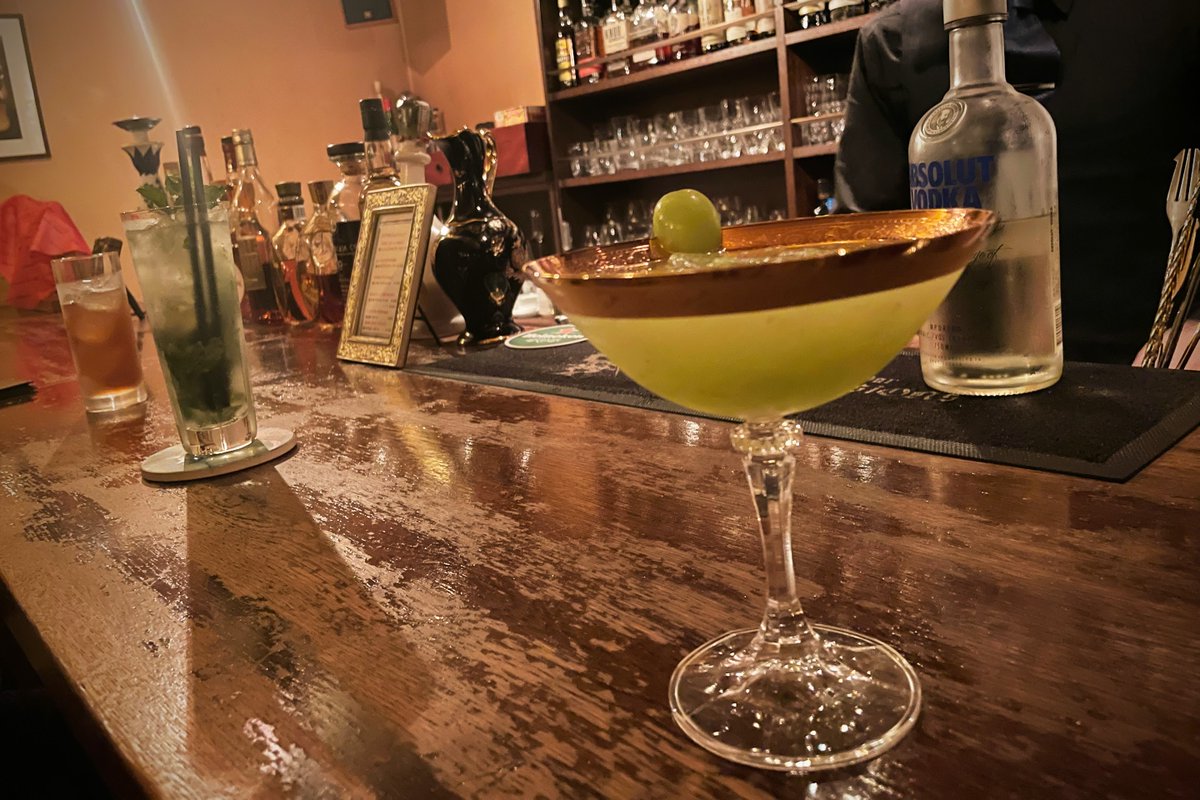 なかのみ #中野でカンパイしよっ
第22話① Bar ILLUSIONS
「日常の隙間、真夜中の憩い」
無料話更新されてます!
今回は仕事終わりの本塚さんがBARへ!
しっぽり出来る大人なBAR🍸
でもふらっと寄れちゃう。酔えちゃう。
実はそんな気軽さがある、魅力的なBARです👌
https://t.co/o282GnHyEK