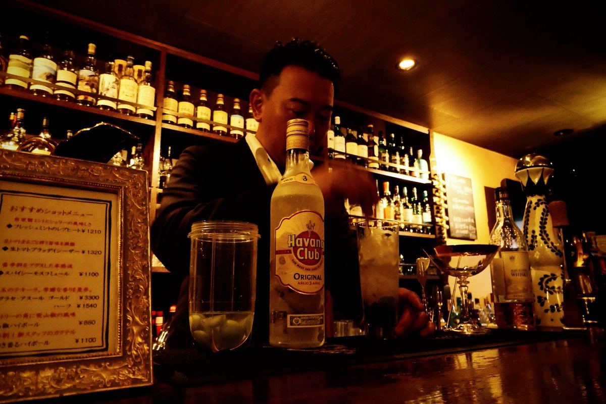 なかのみ #中野でカンパイしよっ
第22話① Bar ILLUSIONS
「日常の隙間、真夜中の憩い」
無料話更新されてます!
今回は仕事終わりの本塚さんがBARへ!
しっぽり出来る大人なBAR🍸
でもふらっと寄れちゃう。酔えちゃう。
実はそんな気軽さがある、魅力的なBARです👌
https://t.co/o282GnHyEK