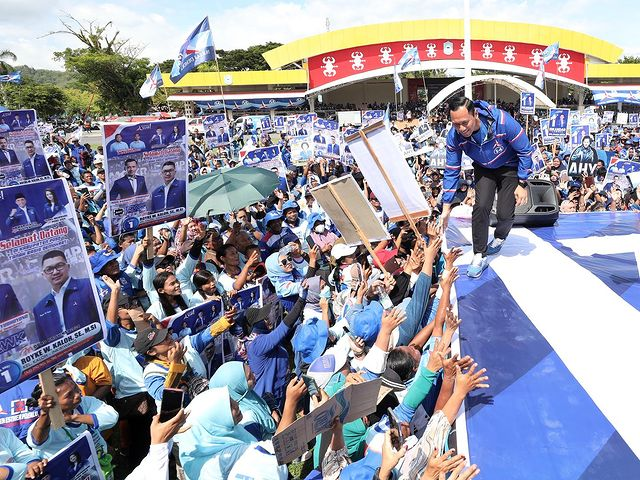 PDemokrat's tweet photo. Poso, Apa kabarnya semua?

Ketua Umum Partai Demokrat Agus harimurti Yudhoyono, takjub melihat antusiasme para pendukung Partai Demokrat yang berkumpul di lapangan kota Poso tadi, meski dibawah siraman terik matahari tapi semangatnya luar biasa.