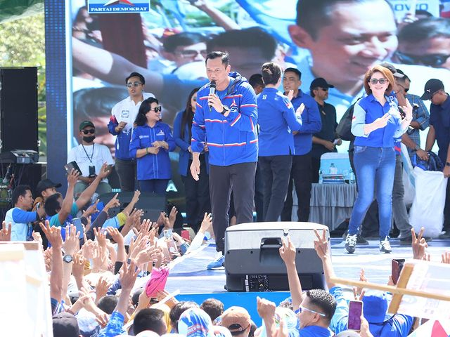 PDemokrat's tweet photo. Poso dibawah kepemimpinan Bupati Verna Inkiriwang cukup maju dan sejahtera. AHY mendengar sendiri, program BPJS yang direalisasikan hampir 99%. Belum lagi, ada santunan duka bagi masyarakat. Karena itu, AHY mendoakan semoga mbak Verna terpilih kembali dalam Pilkada tahun ini sebagai Bupati Poso, agar program-program pro rakyat yang dijalankan, bisa semakin besar dirasakan oleh masyarakat.