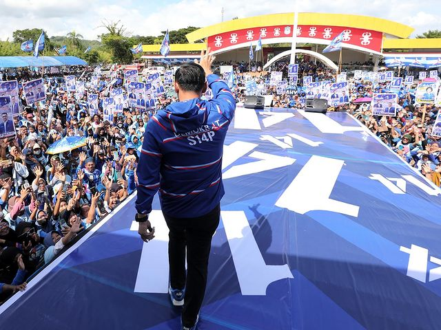 PDemokrat's tweet photo. Insyaallah, jika Partai Demokrat terpilih kembali dan sukses dalam Pemilu 2024, semua program-program Pro-Rakyat akan kembali dilanjutkan. Baik menstabilkan harga bahan pokok, perbaikan infrastruktur, baik air maupun jalan, serta penciptaan lapangan kerja. Tadi AHY dapat laporan, pengangkatan pegawai honorer menjadi PNS di era Pak SBY, cukup banyak sekali dan salah satu yang terbesar.
