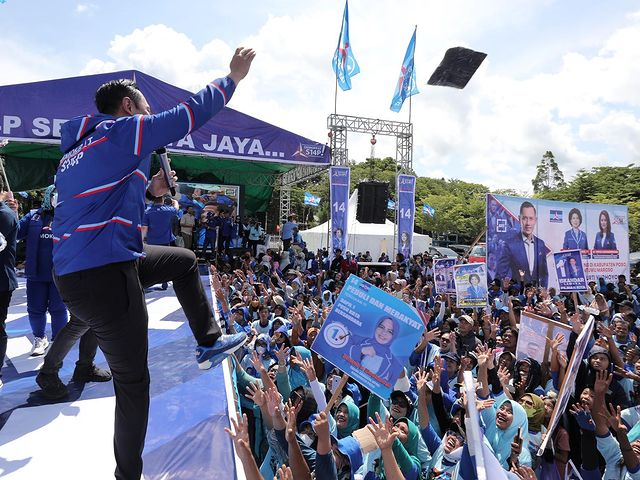 PDemokrat's tweet photo. Kedatangan AHY kali ini dalam kampanye Partai Demokrat, sebenarnya juga untuk mendorong agar para calon wakil rakyat dari Partai Demokrat bisa terpilih sebagai Calon Anggota Dewan, baik di tingkat DPR RI, maupun DPRD Provinsi dan Kabupaten/Kota. Ada Ibu Ellen Ester Pelealu yang maju sebagai Caleg DPR RI Dapil Sulteng, maupun Bung Royke W Kaloh, Caleg DPRD Provinsi Sulteng, serta para calon anggota legislatif lainnya.