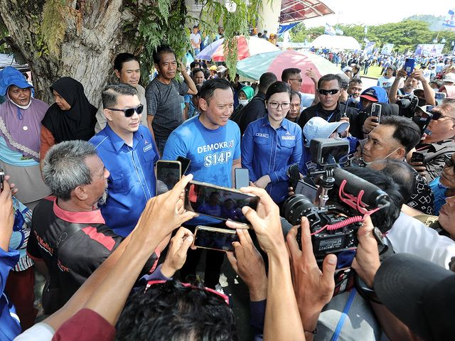 PDemokrat's tweet photo. Kedatangan AHY kali ini dalam kampanye Partai Demokrat, sebenarnya juga untuk mendorong agar para calon wakil rakyat dari Partai Demokrat bisa terpilih sebagai Calon Anggota Dewan, baik di tingkat DPR RI, maupun DPRD Provinsi dan Kabupaten/Kota. Ada Ibu Ellen Ester Pelealu yang maju sebagai Caleg DPR RI Dapil Sulteng, maupun Bung Royke W Kaloh, Caleg DPRD Provinsi Sulteng, serta para calon anggota legislatif lainnya.