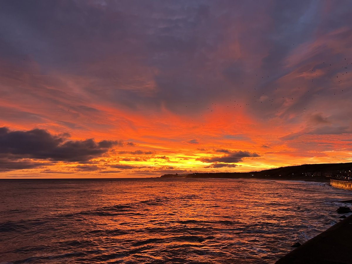 micky_kilburn's tweet photo. Incredible sunrise in Sandsend this morning @Hudsonweather https://t.co/OtNTuXMqOD