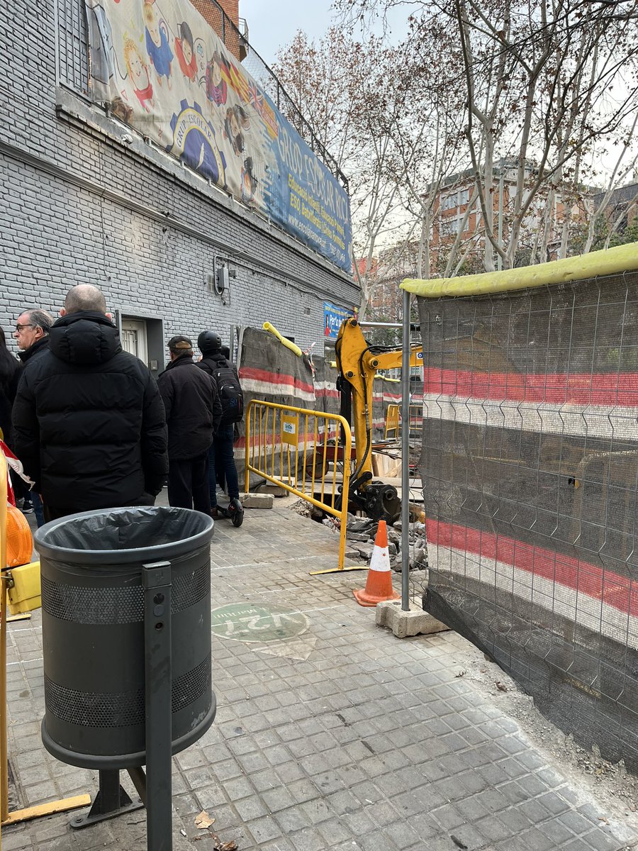 CaLaNaCa's tweet photo. Això es normal @bcn_ajuntament ??
Obres davant de l’escola amb seguretat pels treballadors però i els nens i nenes.. https://t.co/I2HnKVaj9j