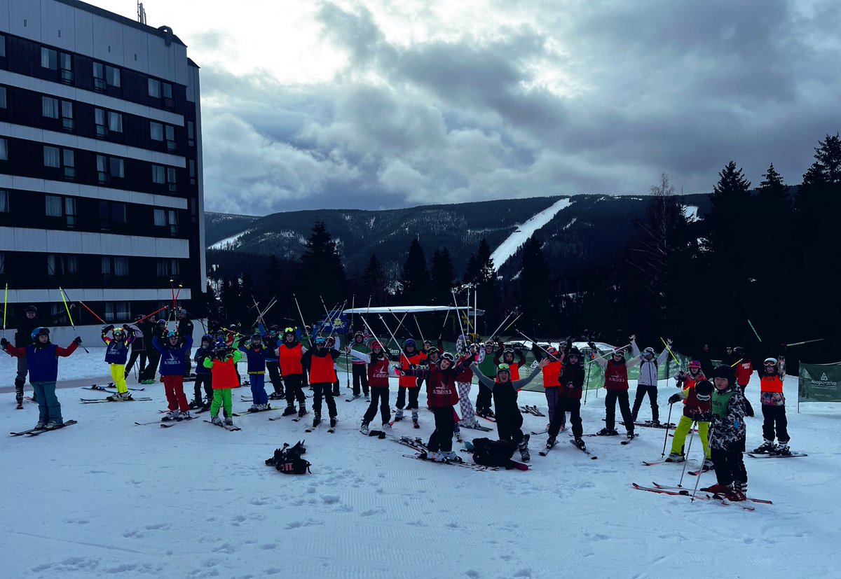 We have the whole squad together for a final group picture before we take on the Medvedin slopes! What a week! ⛷️🎿❄️ #vlastinaski