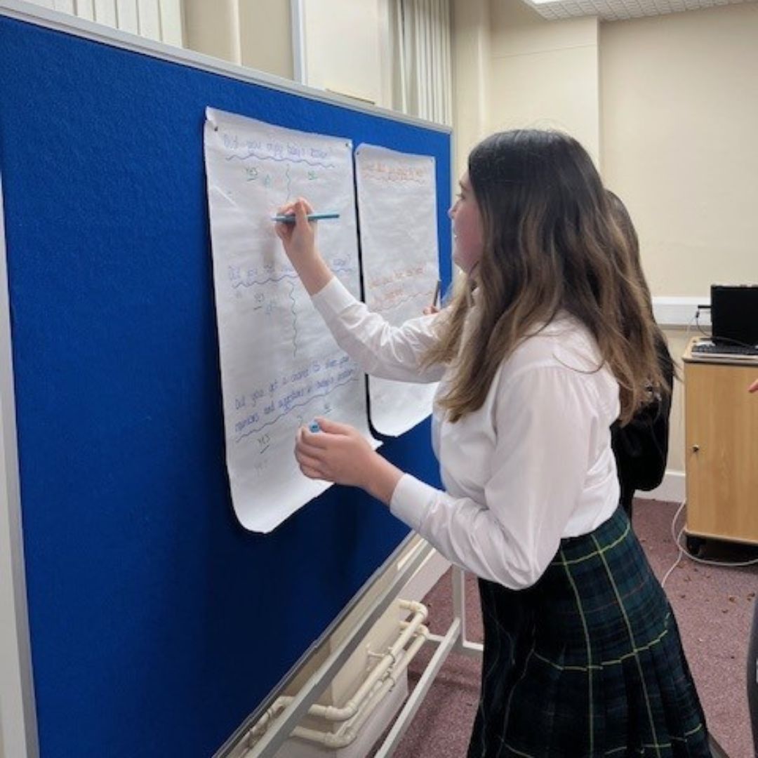 💬 | Forces Children help shape #ChildrensRights landscape in Scotland. @ForcesChildScot worked in partnership with @QVSchool to enable #pupils from #armedforces communities to have their say in the latest @CYPCS strategic plan. Learn More: buff.ly/3UoHm7Q #policy