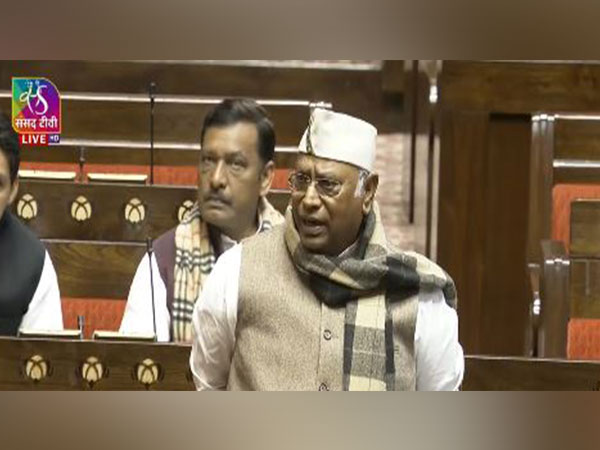 ani_digital's tweet photo. "From Kanyakumari to Kashmir...": Kharge condemns Cong MP's nationhood rant, BJP seeks referral to Ethics Committee

Read @ANI Story | https://t.co/xbMFpBFlIW
#MallikarjunKharge #RajyaSabha #DKSuresh https://t.co/I82CwP2q1u