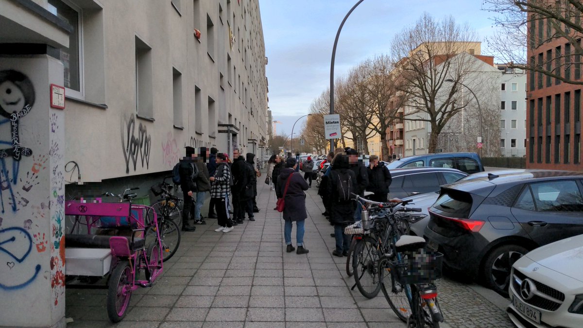 Wir sind jetzt schon mit ca. 20 Unterstützer*innen vor die #Habersaathstraße 40-48! Gemeinsam verhindern wir das Menschen #Wohnraum verlieren!

#HabersaathBleibt