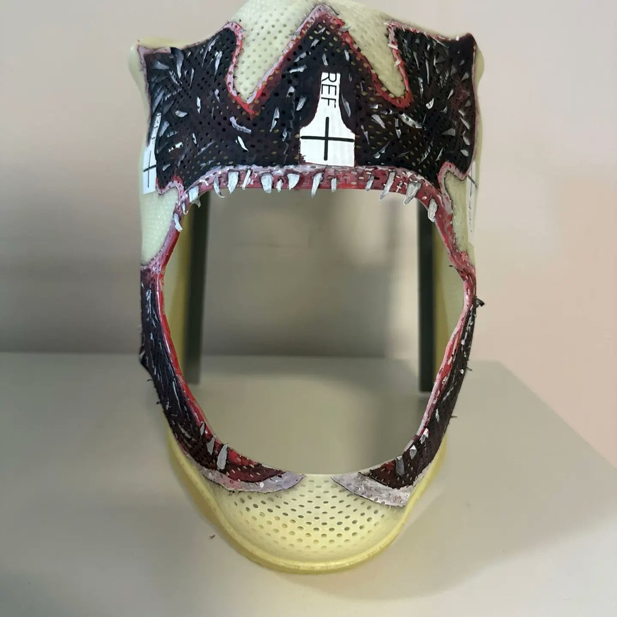 MidlandsPaedRT's tweet image. A fantastic Demogorgon mask for a big Stranger Things fan having radiotherapy in Nottingham – amazing artwork done by Emily, our @sheffhallamuni student radiographer. #strangerthings #childhoodcancer #radiotherapy @NuhRadiotherapy