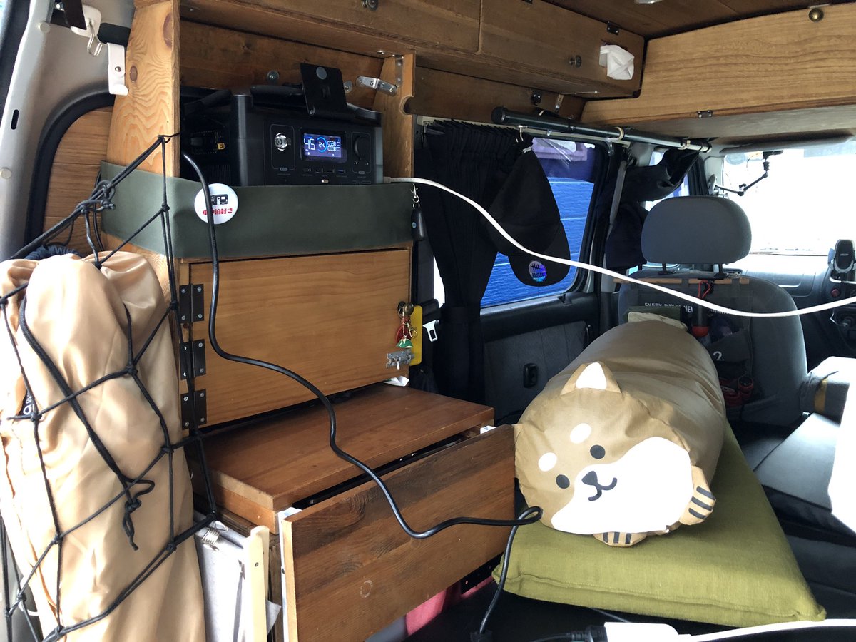 yo_kun_com's tweet photo. 仕事休みはソーラー充電して #riverpro  に蓄えた電気で自部屋のPC等動かしてるのですが0%まで使い切って充電したら挙動がおかしい。600W超えないのに本体+エクストラバッテリー込みの充電時間46分て計算合わないですよね。
寒さに弱いのかなぁ。もう少ししたら自由に出来るので車中泊で試してみます。 https://t.co/Le7Fzhun3C