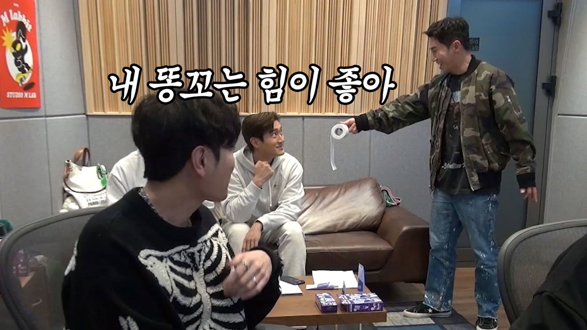 SJofficial's tweet photo. [유��이녹음실] 슈퍼 가스 주니어

https://t.co/oyth5Tvqjv

#슈퍼주니어 #SUPERJUNIOR
#슈퍼주니어_LSS #SUPERJUNIOR_LSS
#유브이녹음실 https://t.co/187wdIzRJ9
