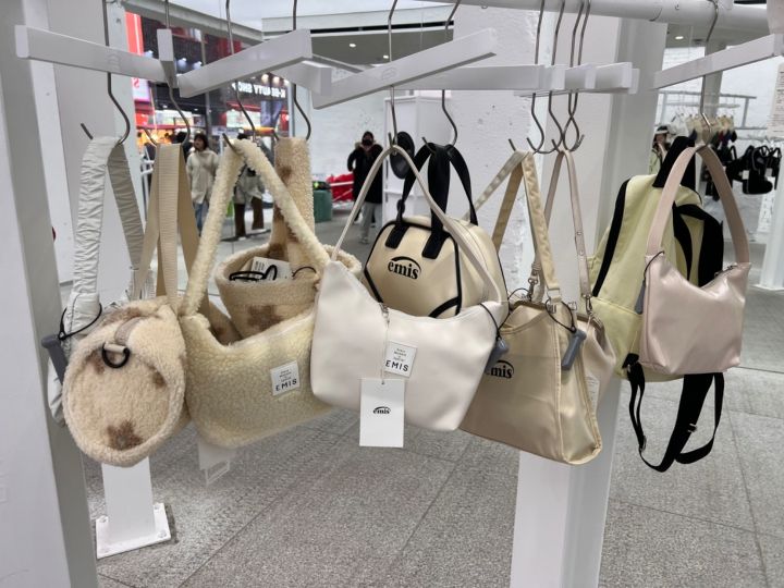 注目のお店】emis 明洞フラグシップストア 人気のブランドemisの店舗が