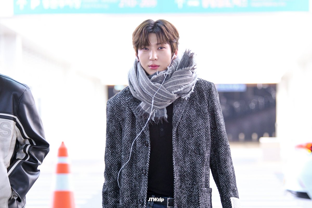 JTWzip's tweet photo. 240202 출국

저는 숙제 했는데 택운이도 셀카 올려주시나요🙄

#레오 #LEO #정택운 #택운 #빅스 @JUNGTW_LEO https://t.co/FH5S0hojxB