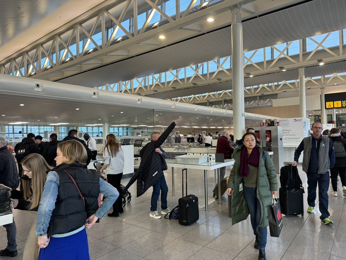 A <a href="/BrusselsAirport/">Brussels Airport</a>, on doit encore sortir ses liquides, les mettre dans un sac en plastique (Bonjour l’environnement), abandonner sa bouteille d’eau (rebonjour l’environnement).A Rome, avec les nouvelles machines qui distinguent l’eau du TNT, plus la peine: tout reste dans le sac