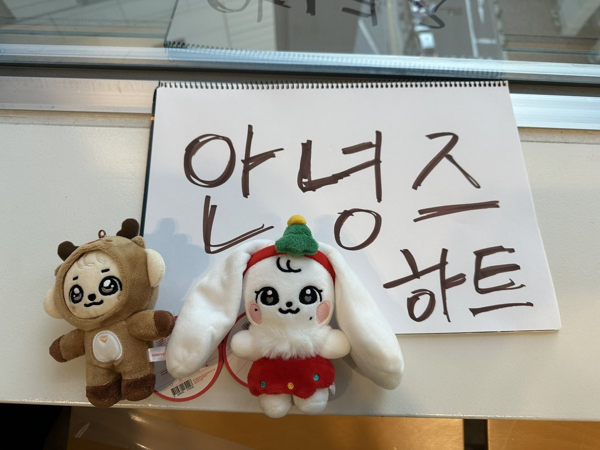 taeng309's tweet image. 推しも今日絶好調☺️
楽しい時間だった。。会場の一番後にいた私のボードに反応してくれて神だった。。
にょんちゃん💙ゆじんちゃんありがとう！
また会いましょう❤️💙

#안녕즈 #Annyeongz #IVE #아이브 
#안유진 #장원영 #ユジン #ウォニョン #ANYUJIN #JANGWONYOUNG