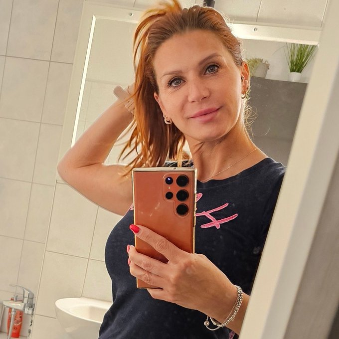 Guten Morgen ☺️,  mit wem da drau&szlig;en hab ich heute Nacht gek&auml;mpft 🤣... ich hab ein dickes Auge 🤔🤣...<a href="/tag/freutag"class="tags"><span>#freutag</span></a><a href="/tag/freevideo"class="tags"><span>#freevideo</span></a>