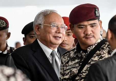 staronline's tweet photo. 1/3 - Najib gets a reduction in jail time, fine

The Pardons Board has decided to commute convicted former PM Najib Razak’s sentences by half. https://t.co/SlWfa8Jk06