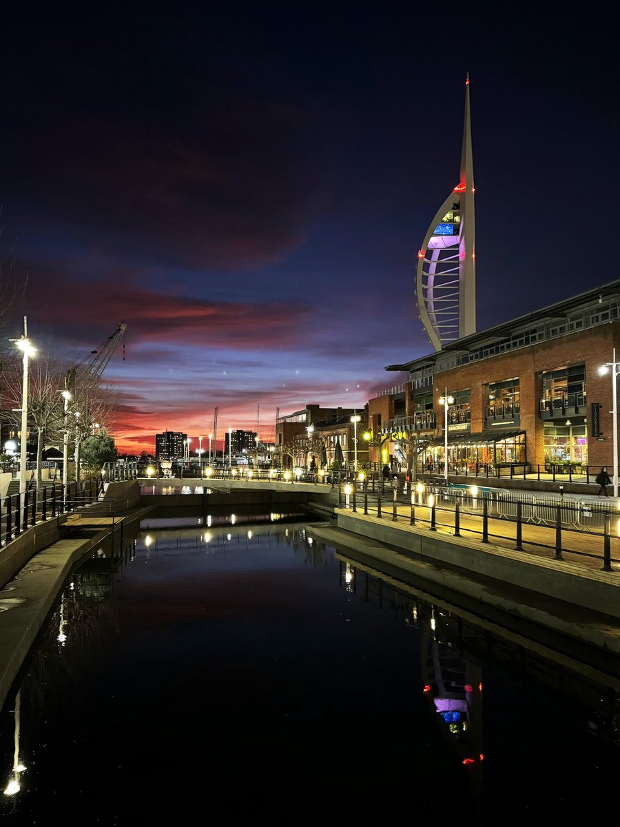 Another evening and another incredible sunset! No filters needed on this photo.

#portsmouth #hampshire #gunwharfquays #spinnakertower #sunset #february