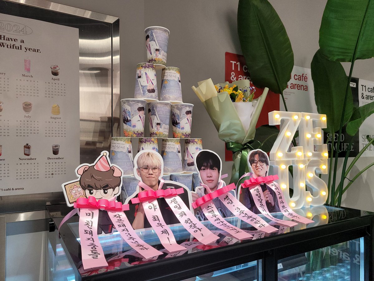 12_oner24's tweet photo. 시간을 쪼개서 결국 우제 3주년 카페를 왔다🥹
다양한 사진들과 곳곳에 있는 디테일 그리고 축하하는 사람들 캐해가 완벽해서 보는 재미까지 잡았죠~
제우스 선수 3주년 축하하고 스무살 아자아자!!
#Parallel_universe #Dear_ZEUS_From_WOOJE
#우스야_3주년_축하해_형이야
#스무살_우제야_아자아자 https://t.co/F84jSrmwN4