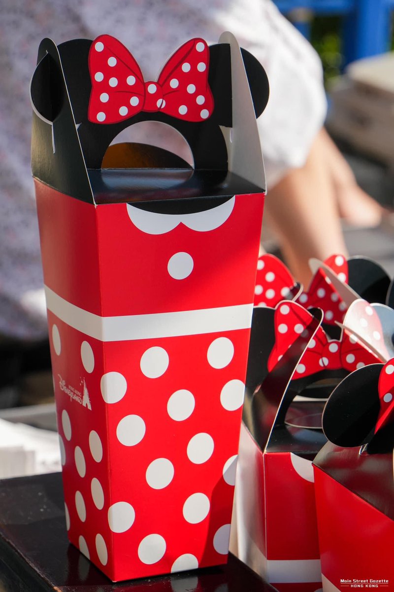 香港ディズニー　新しいポップコーン、紙ボックスのデザインがミニーちゃんに変わりました❤️

画像:Hong Kong Main Street Gazette

#香港ディズニー
#HKDL