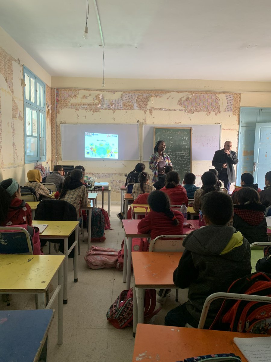 TounesU's tweet photo. On continue les publications pour Gafsa où nous avons formé à la mi-janvier des élèves de cinquième année (6 Classes) à l’Ecole Hay Nour  sur la problématique des déchets, les risques de pollution et les solutions à ces problématiques. 
#education #children #environnement #tounes https://t.co/fajotxtVnA
