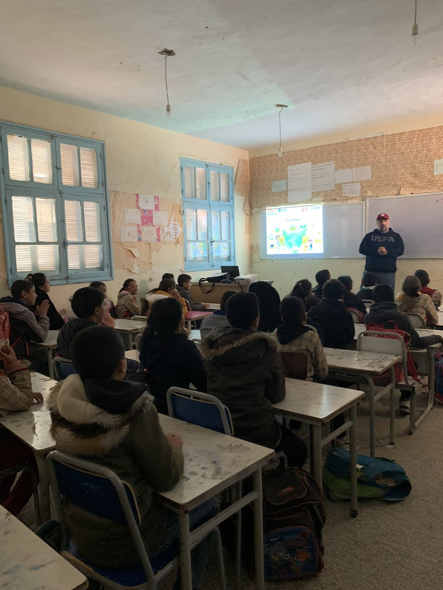 TounesU's tweet photo. On continue les publications pour Gafsa où nous avons formé à la mi-janvier des élèves de cinquième année (6 Classes) à l’Ecole Hay Nour  sur la problématique des déchets, les risques de pollution et les solutions à ces problématiques. 
#education #children #environnement #tounes https://t.co/fajotxtVnA